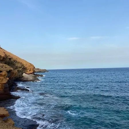 Cozy 3 Bedroom Townhouse *