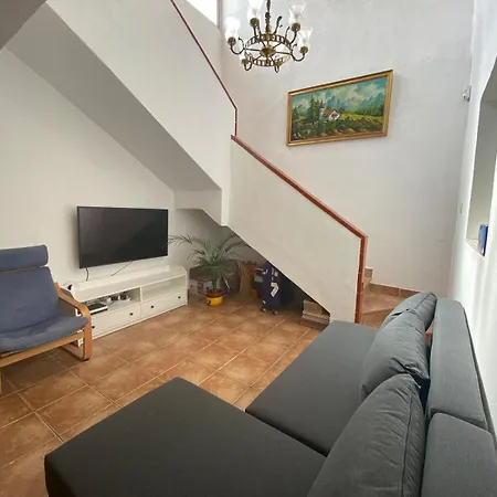 Cozy 3 Bedroom Townhouse *