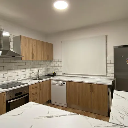 Cozy 3 Bedroom Townhouse *